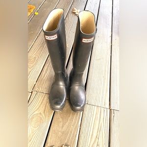 Black Women’s Hunter boots - size 8
